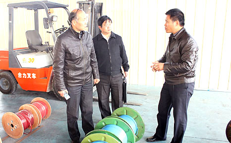 董事長李貽連講解發熱電纜生產工藝